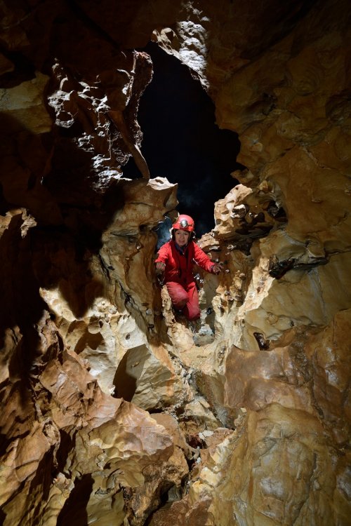 La Combe aux Prêtres - Réseau nord : progression dans un passage étroit et érodé(SP-19-1995 )